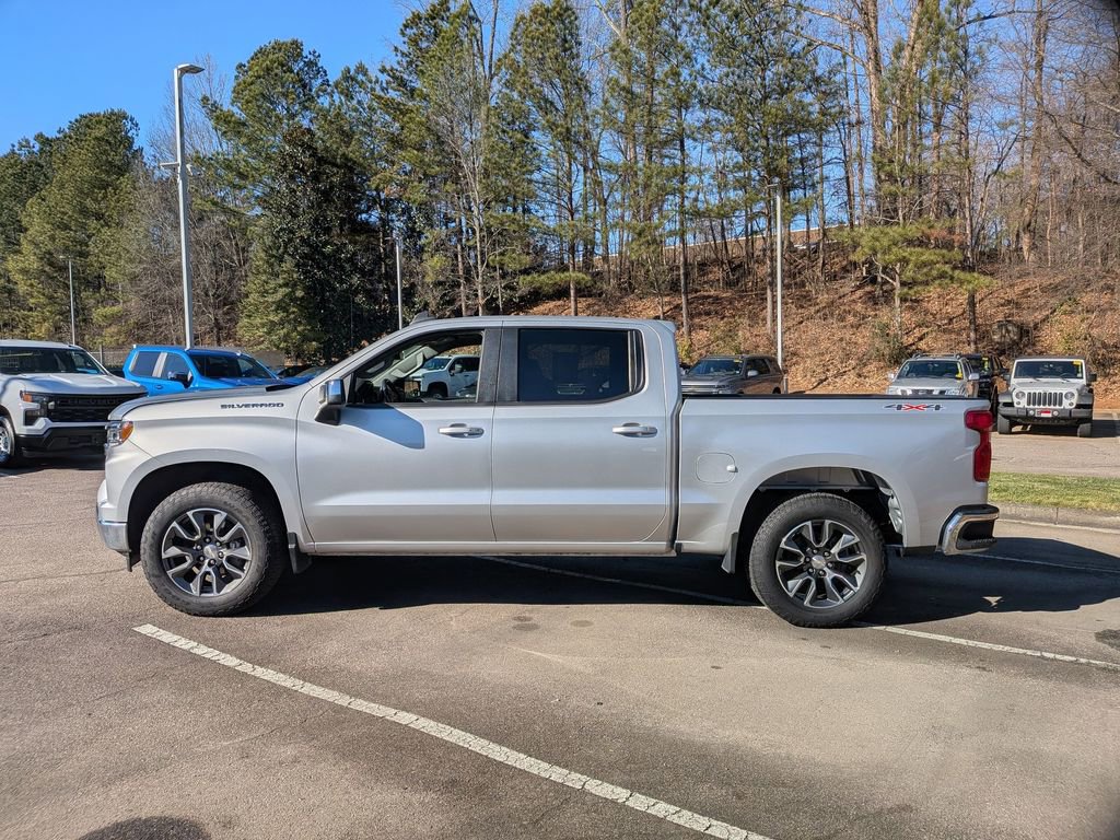 Used 2022 Chevrolet Silverado 1500 LT image 2