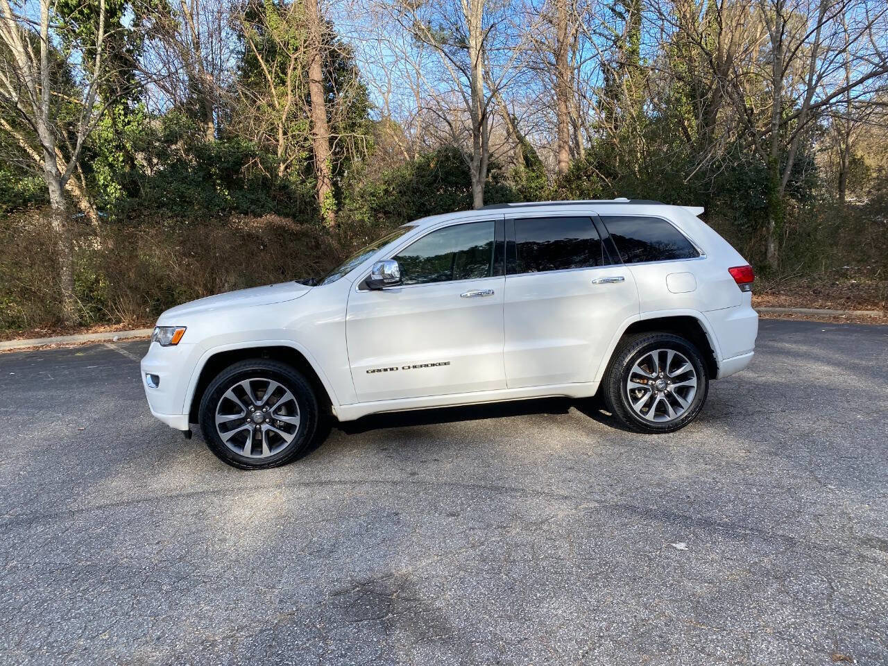 Used 2017 Jeep Grand Cherokee Overland image 9