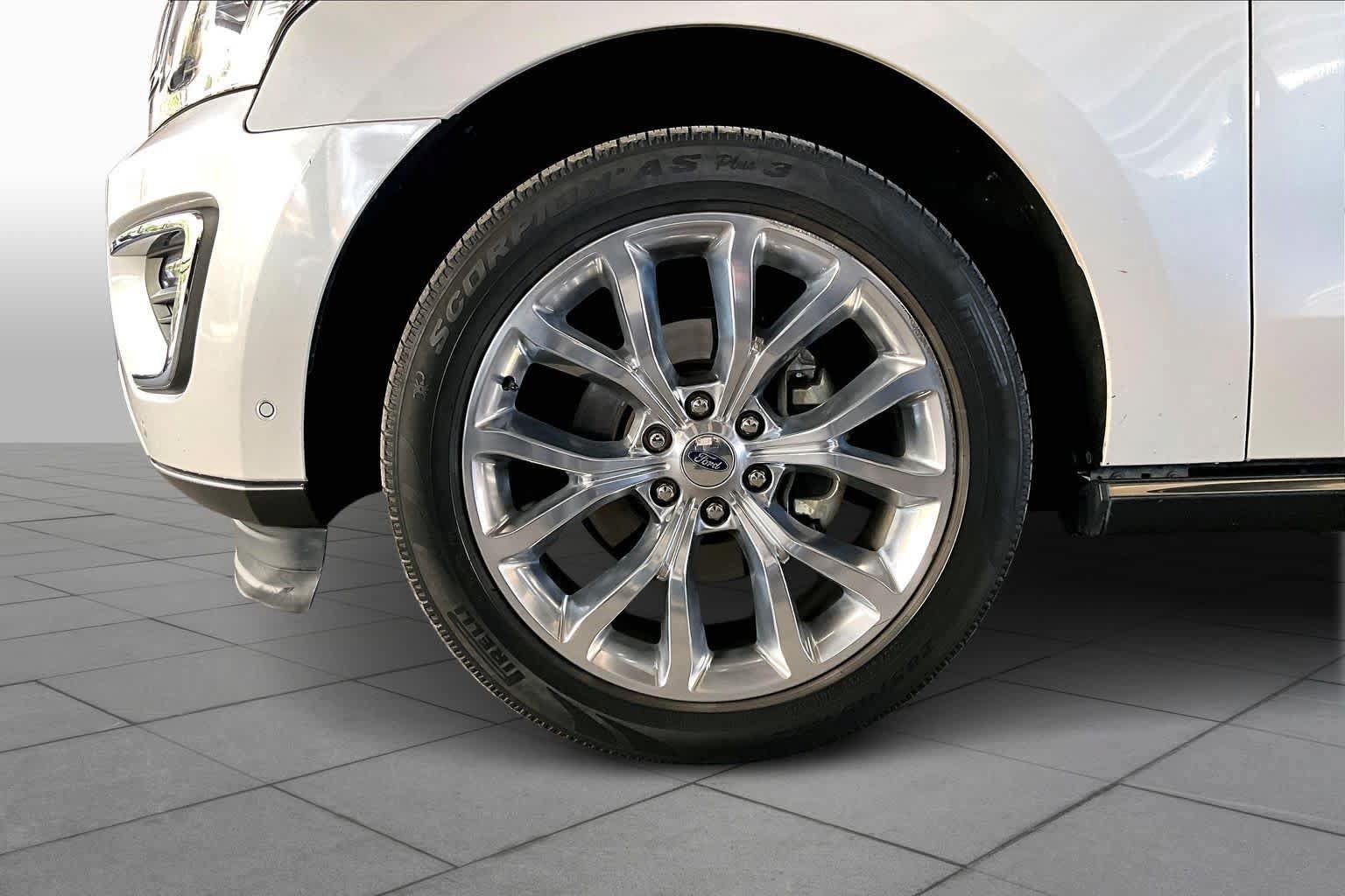 Used 2019 Ford Expedition Limited w/ Equipment Group 302A RWD image 10