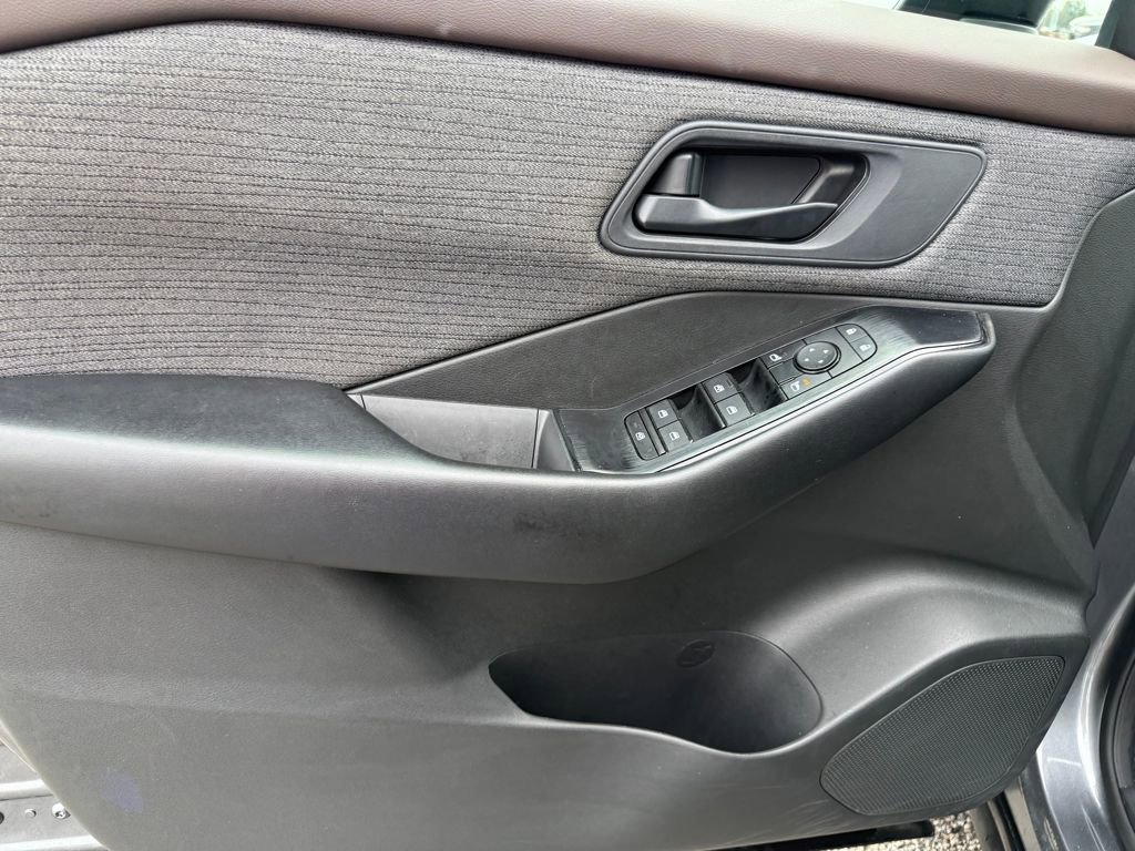 Used 2023 Nissan Rogue S image 10