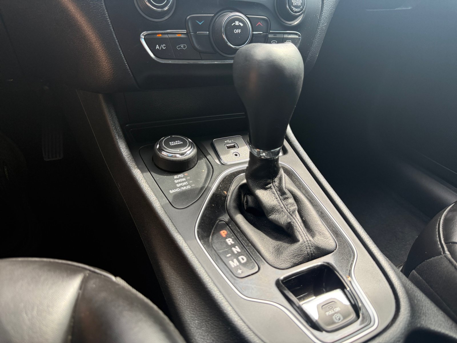Used 2020 Jeep Cherokee Latitude Plus AWD/4WD image 24