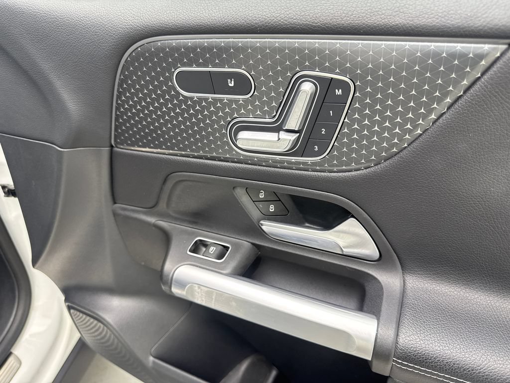 Used 2025 Mercedes-Benz GLB 250 4MATIC image 47