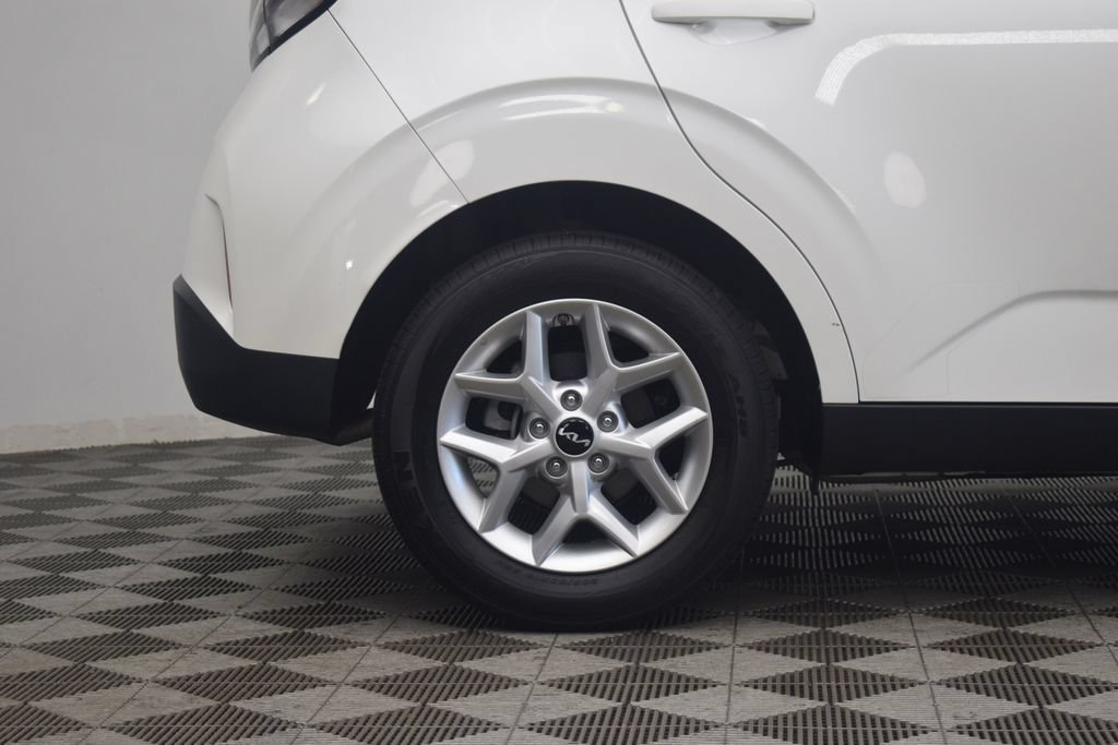 Used 2025 Kia Soul LX w/ LX Technology Package FWD image 29