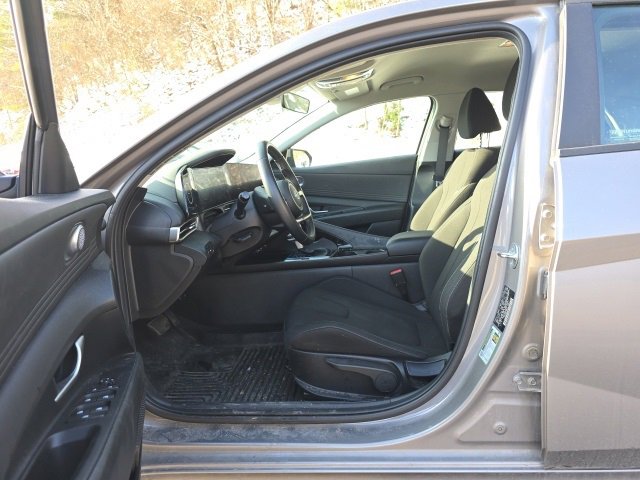 Used 2023 Hyundai Elantra SEL w/ Convenience Package image 12