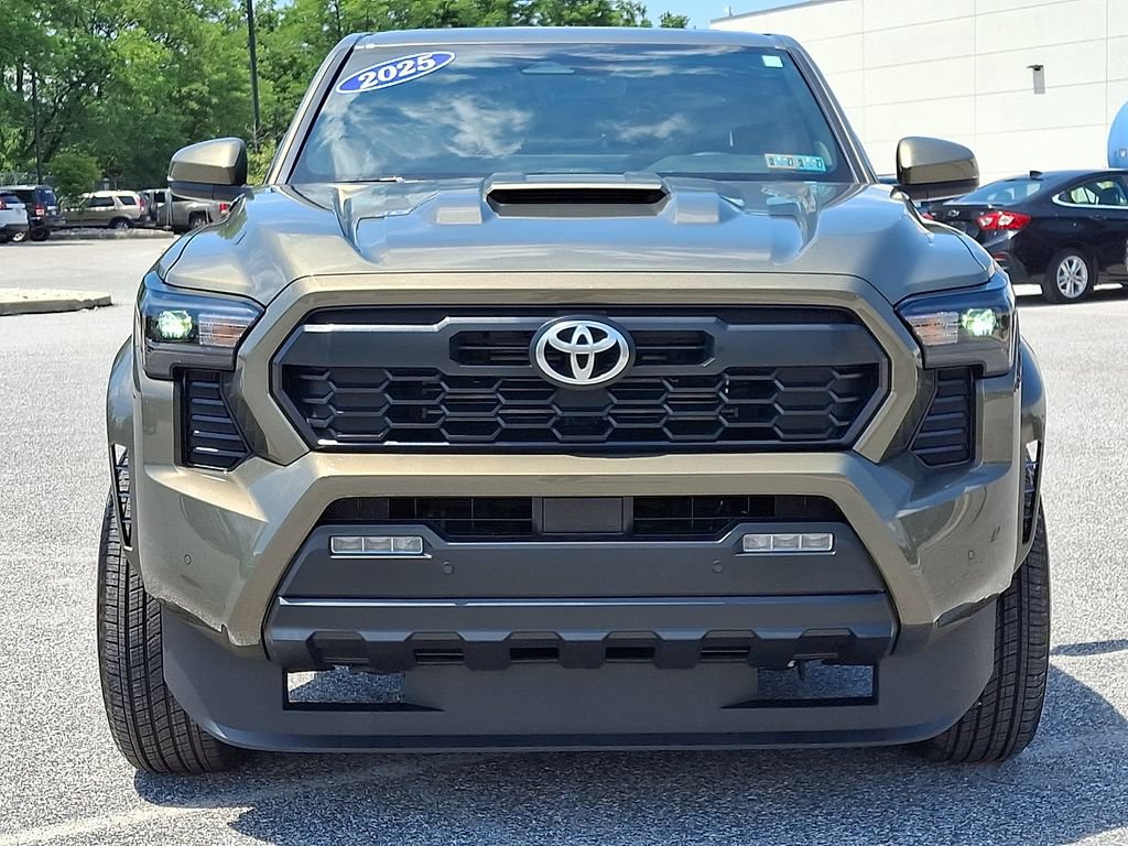 Used 2025 Toyota Tacoma TRD Sport w/ TRD Sport Upgrade Package AWD/4WD image 5