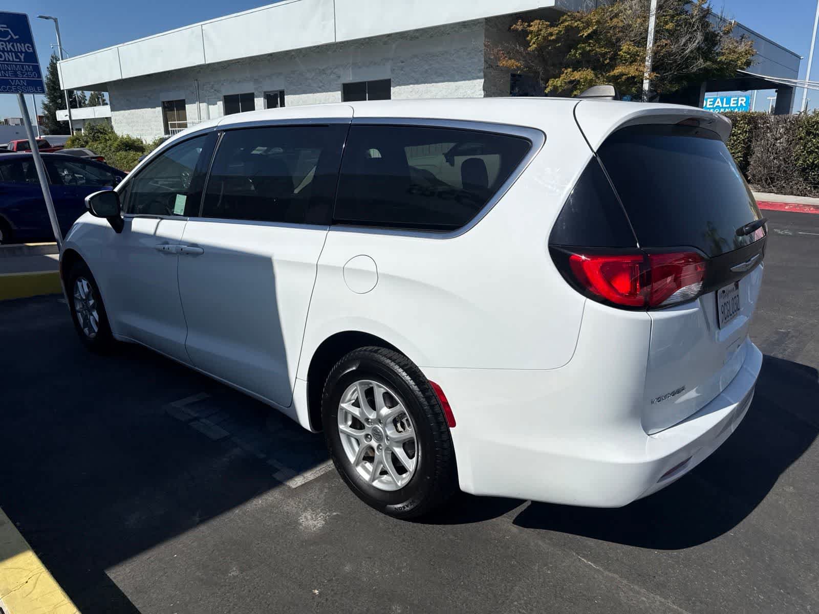 Used 2022 Chrysler Voyager LX FWD image 7