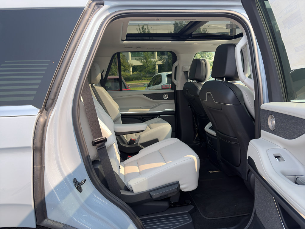 New 2026 Lincoln Navigator Reserve AWD/4WD image 18