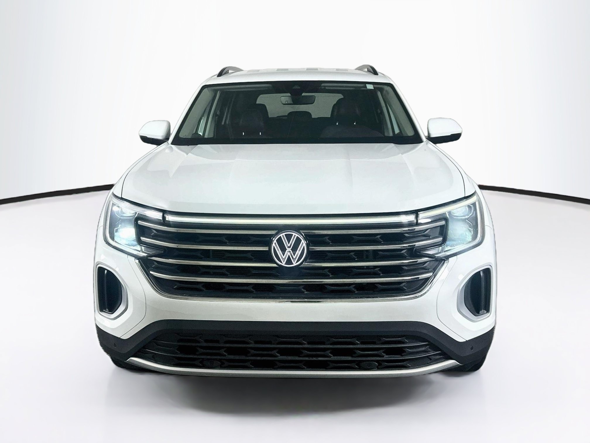 Used 2024 Volkswagen Atlas SE w/ Black Wheel Package FWD image 2
