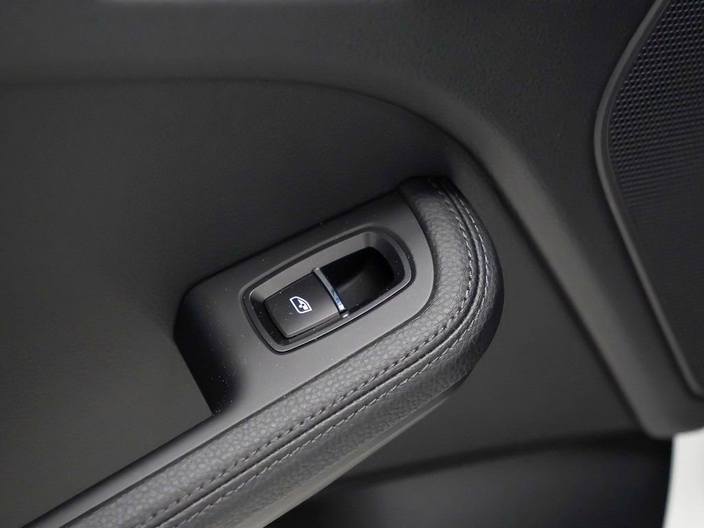 Certified 2025 Porsche Macan image 16