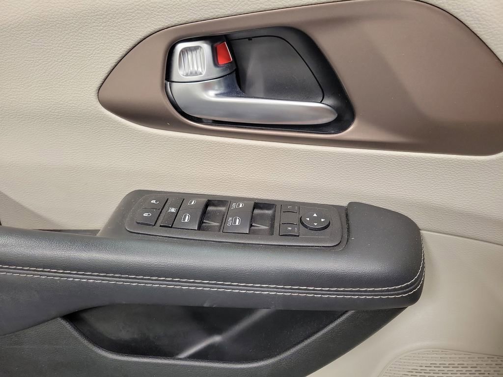 Used 2023 Chrysler Voyager LX image 18