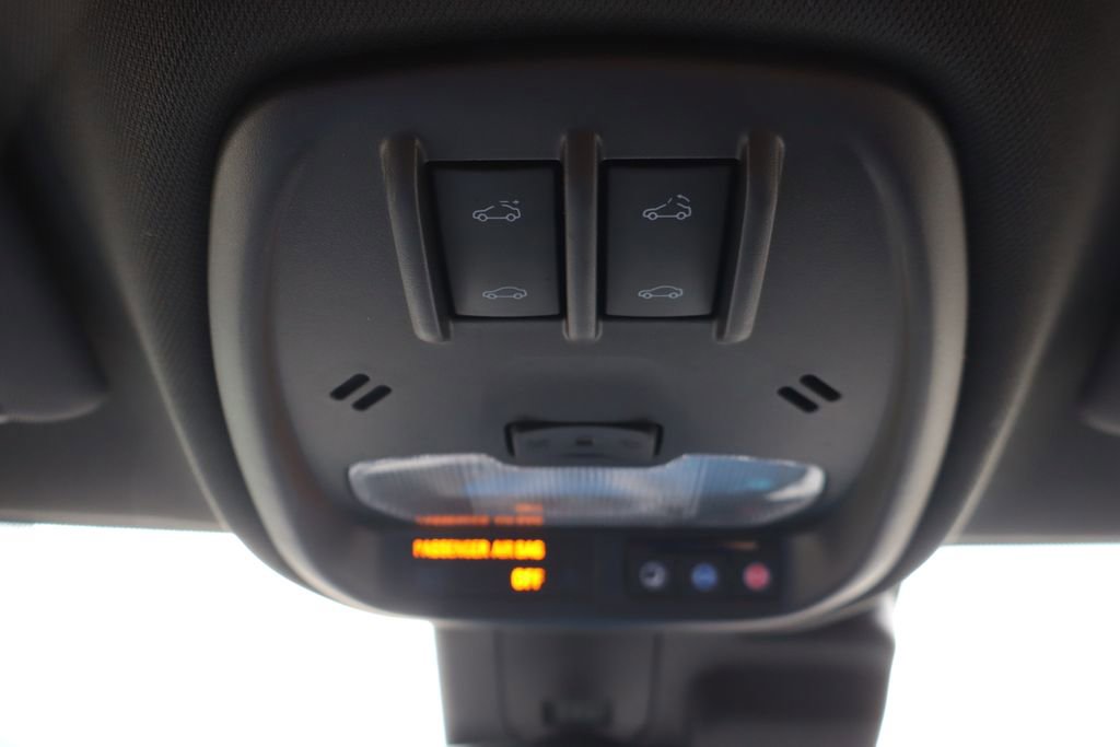 Used 2024 Chevrolet Trax RS w/ Sunroof Package image 16