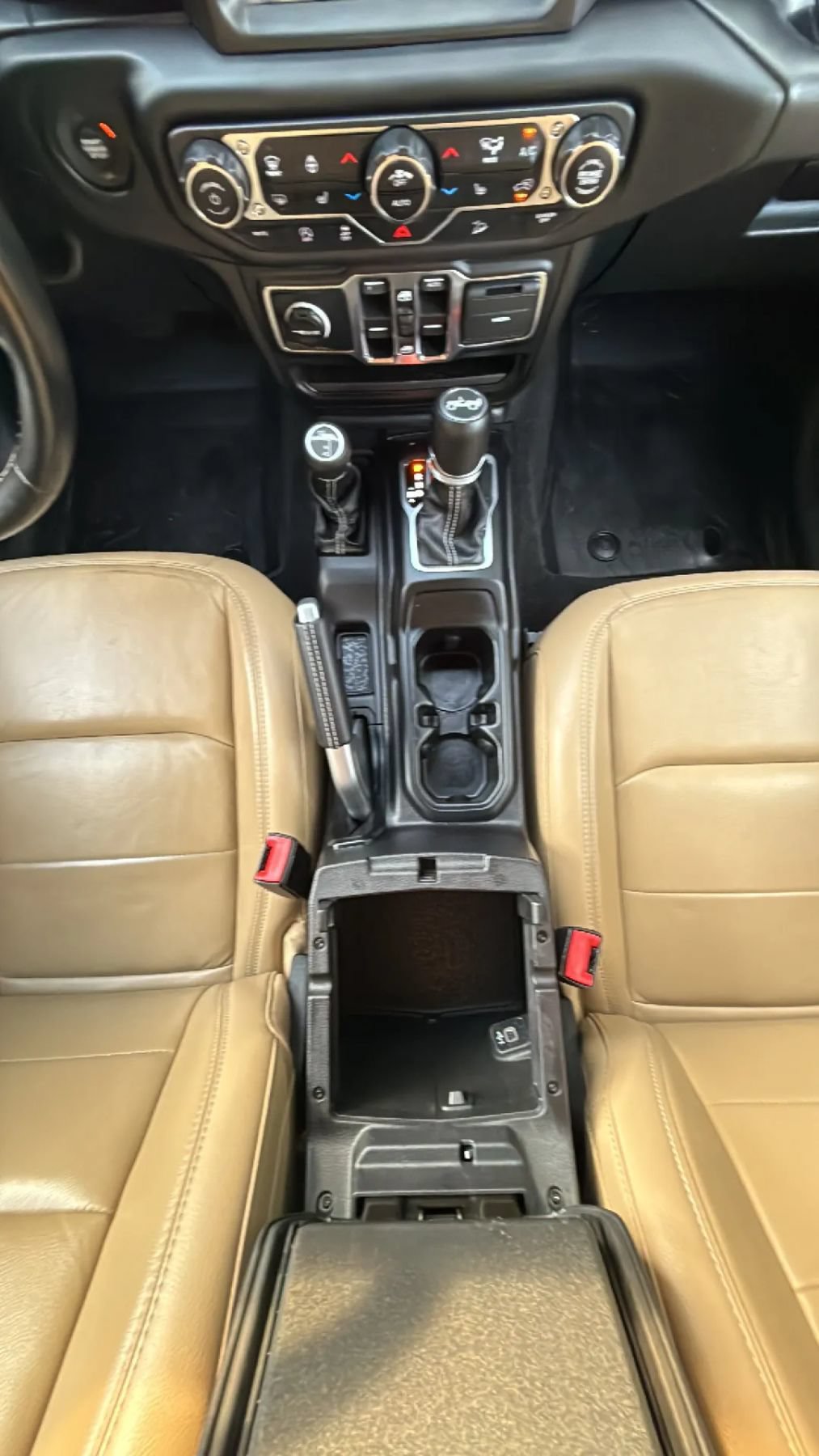 Used 2018 Jeep Wrangler Unlimited Sahara AWD/4WD image 30