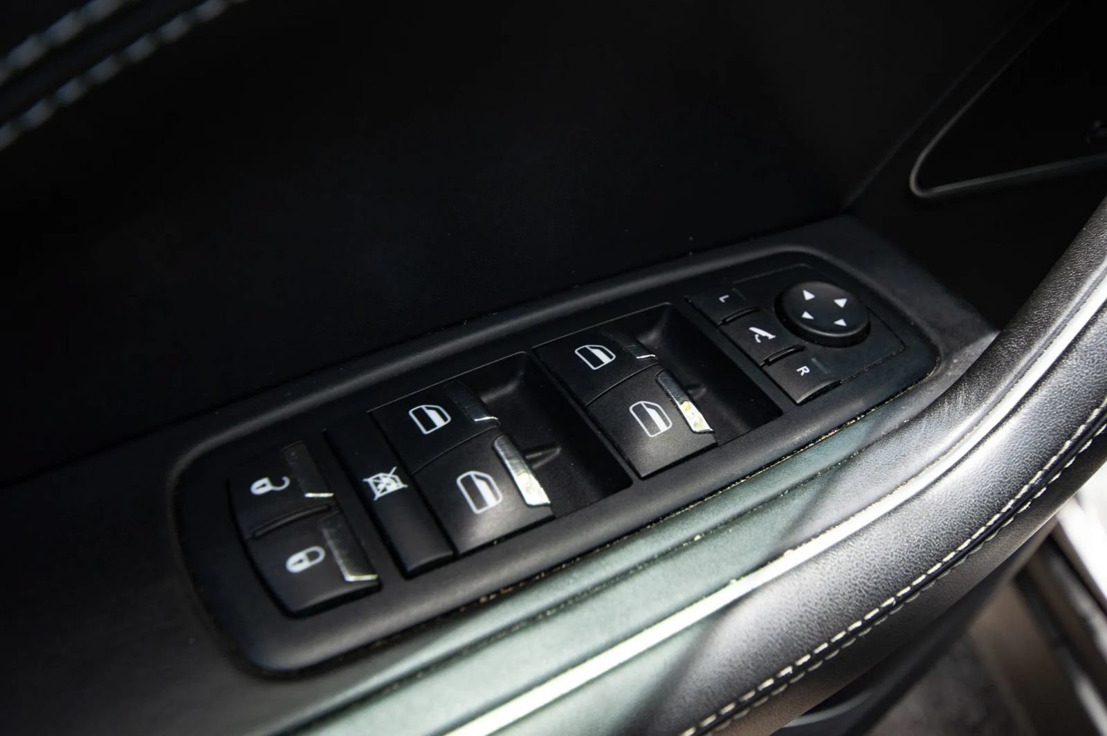 Used 2017 Maserati Levante w/ Luxury Package AWD/4WD image 25