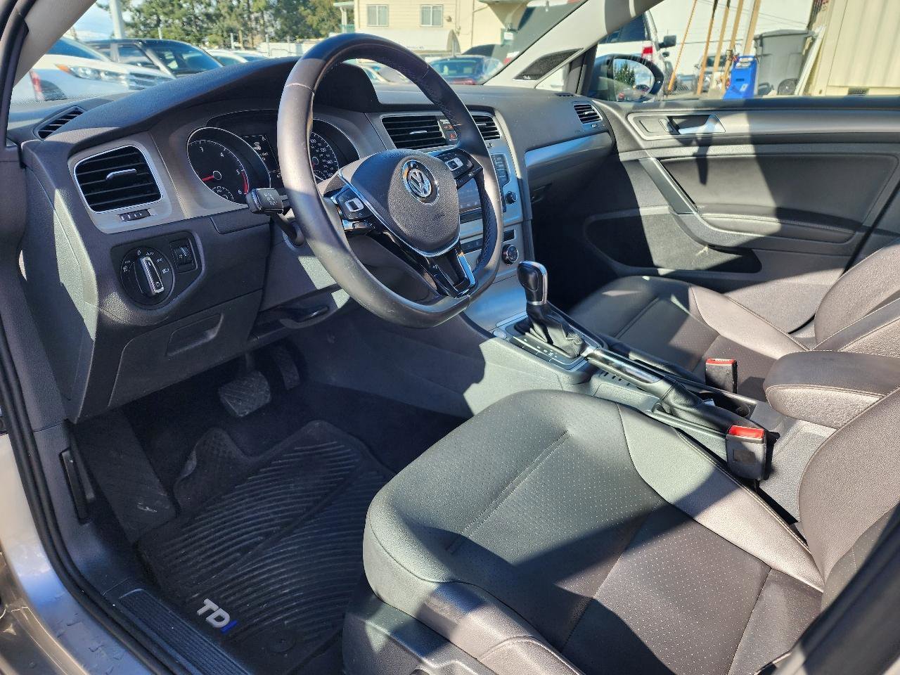 Used 2015 Volkswagen Golf TDI SE image 12