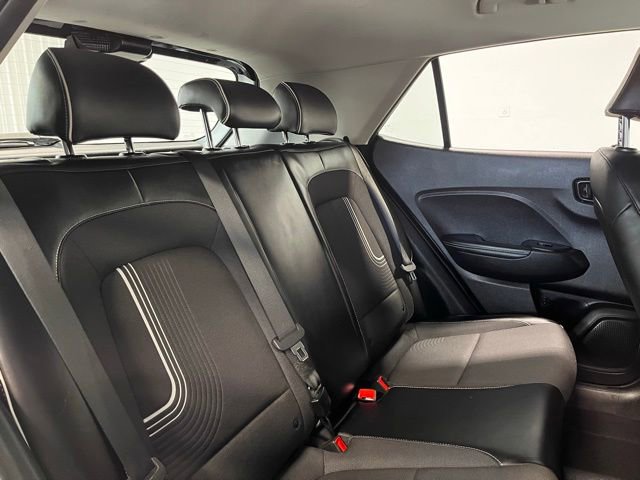 Used 2022 Hyundai Venue Limited FWD image 13
