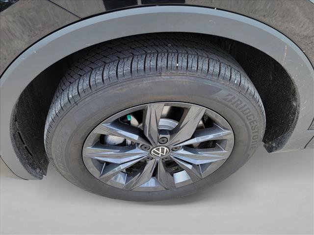 Used 2024 Volkswagen Tiguan SE w/ Panoramic Sunroof Package FWD image 9
