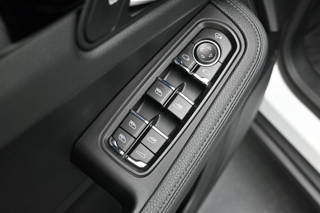 Certified 2023 Porsche Macan AWD/4WD image 9