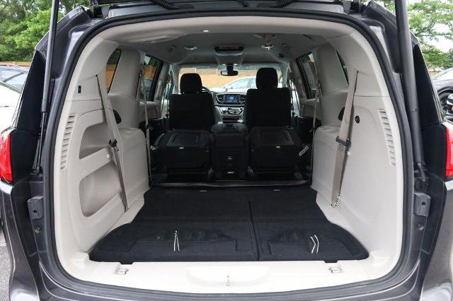 Used 2019 Chrysler Pacifica Touring Plus w/ Tire & Wheel Group FWD image 9