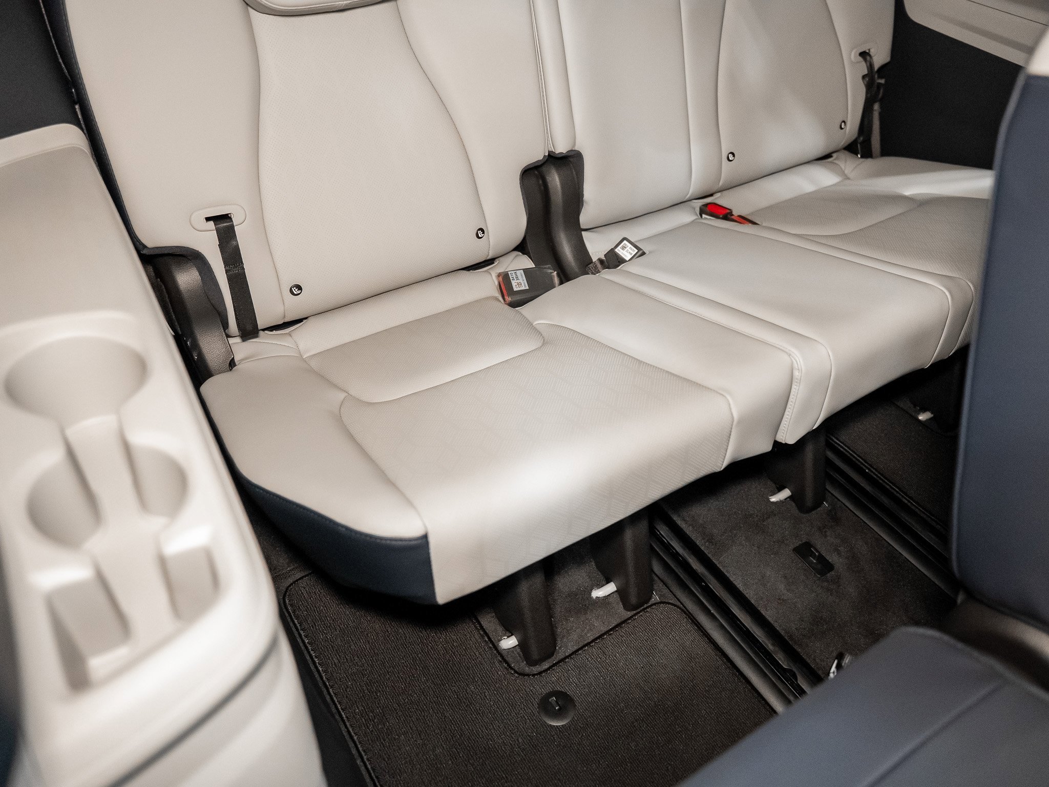 Used 2025 Kia Carnival EX image 38