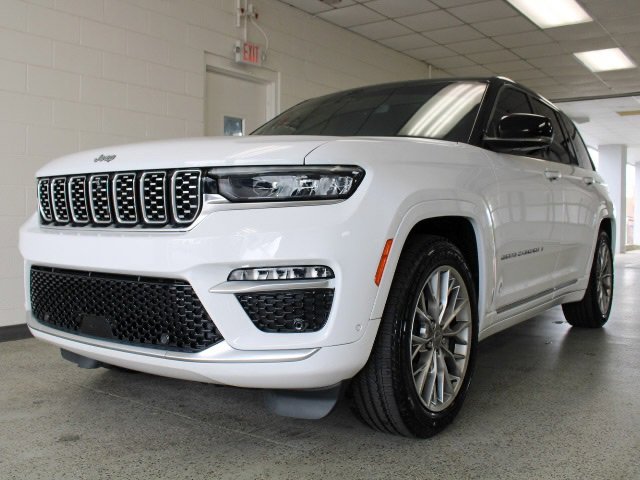 Certified 2022 Jeep Grand Cherokee Summit w/ Luxury Tech Group V image 23