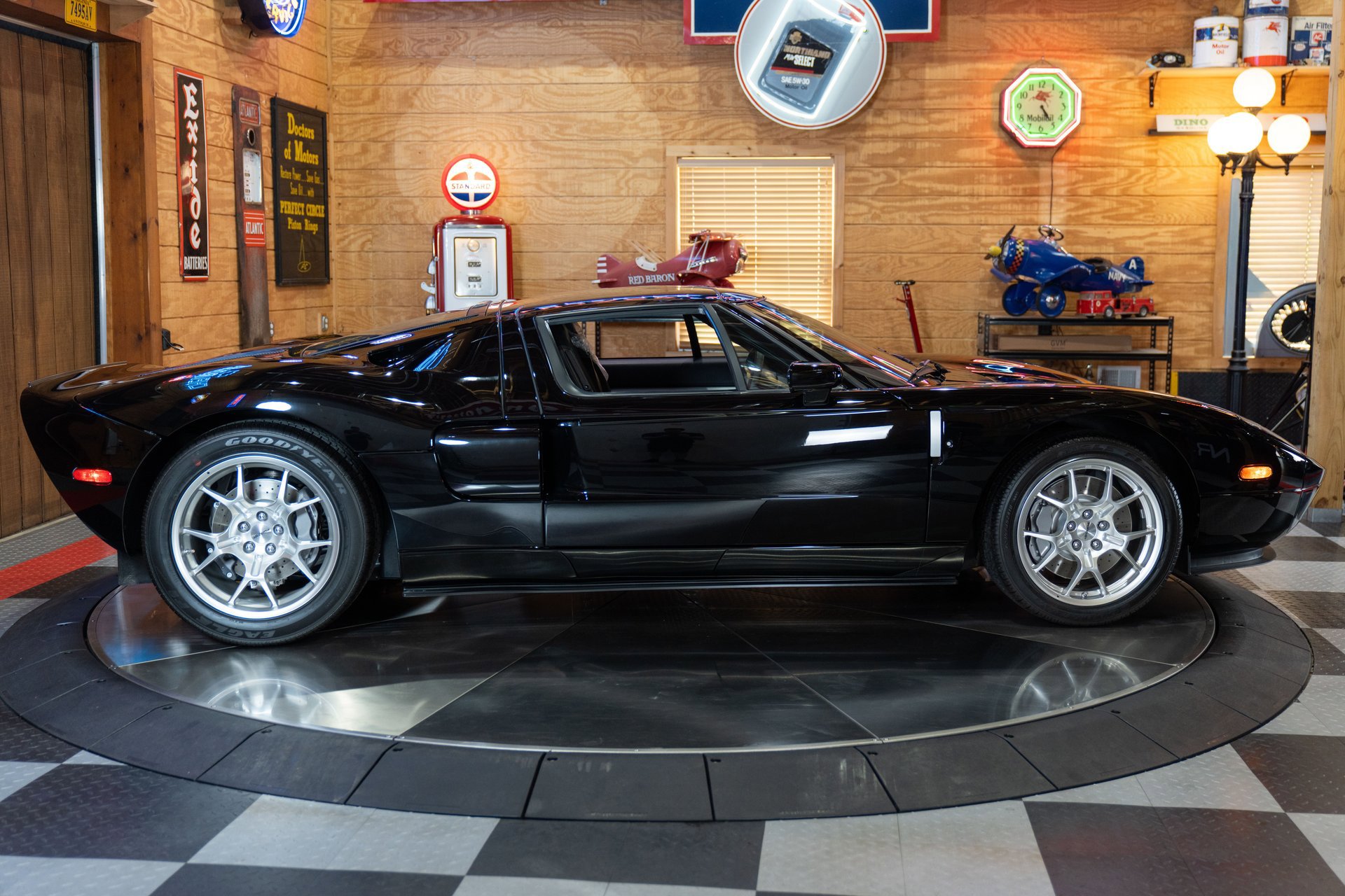 Used 2006 Ford GT image 13