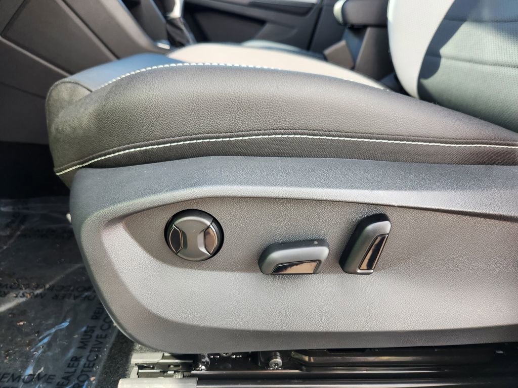 New 2026 Volkswagen Taos SEL image 7