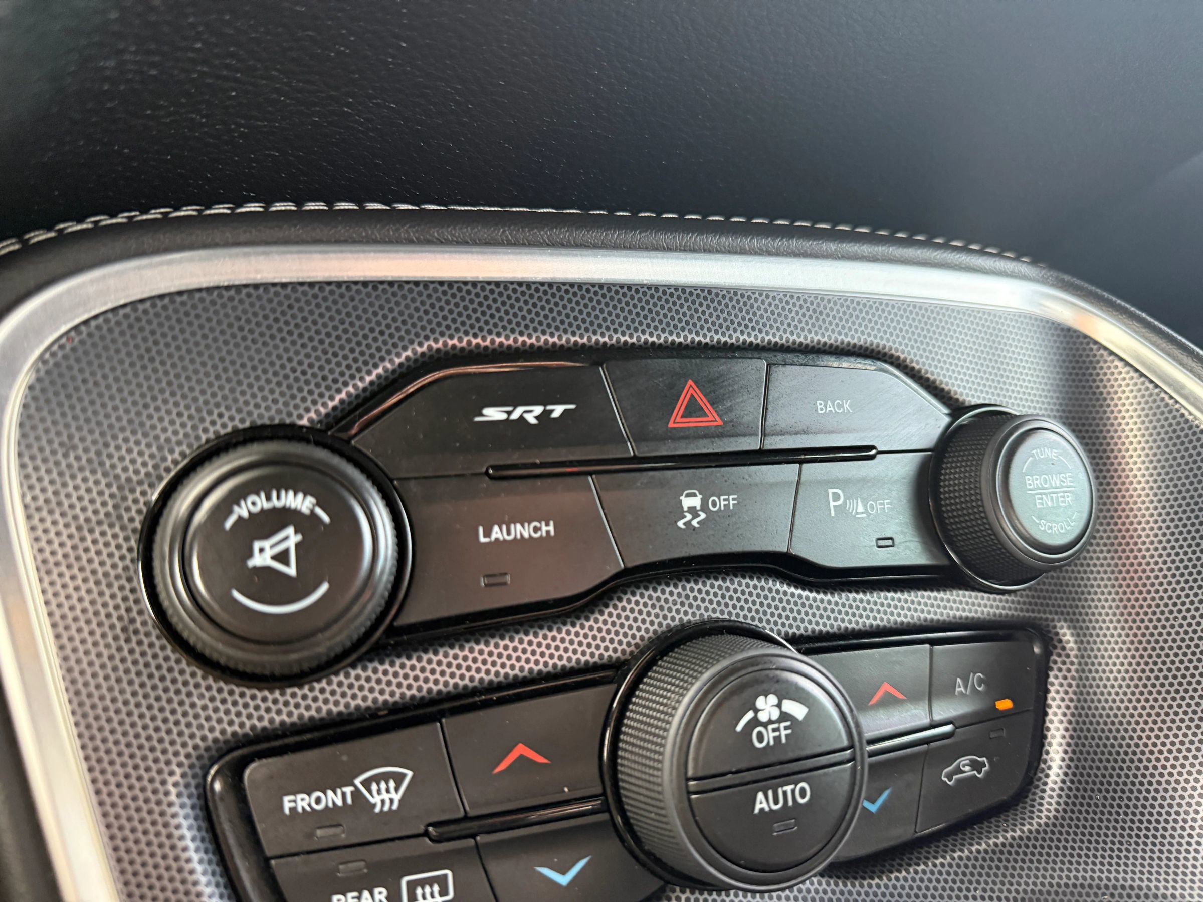 Used 2015 Dodge Challenger SRT image 32