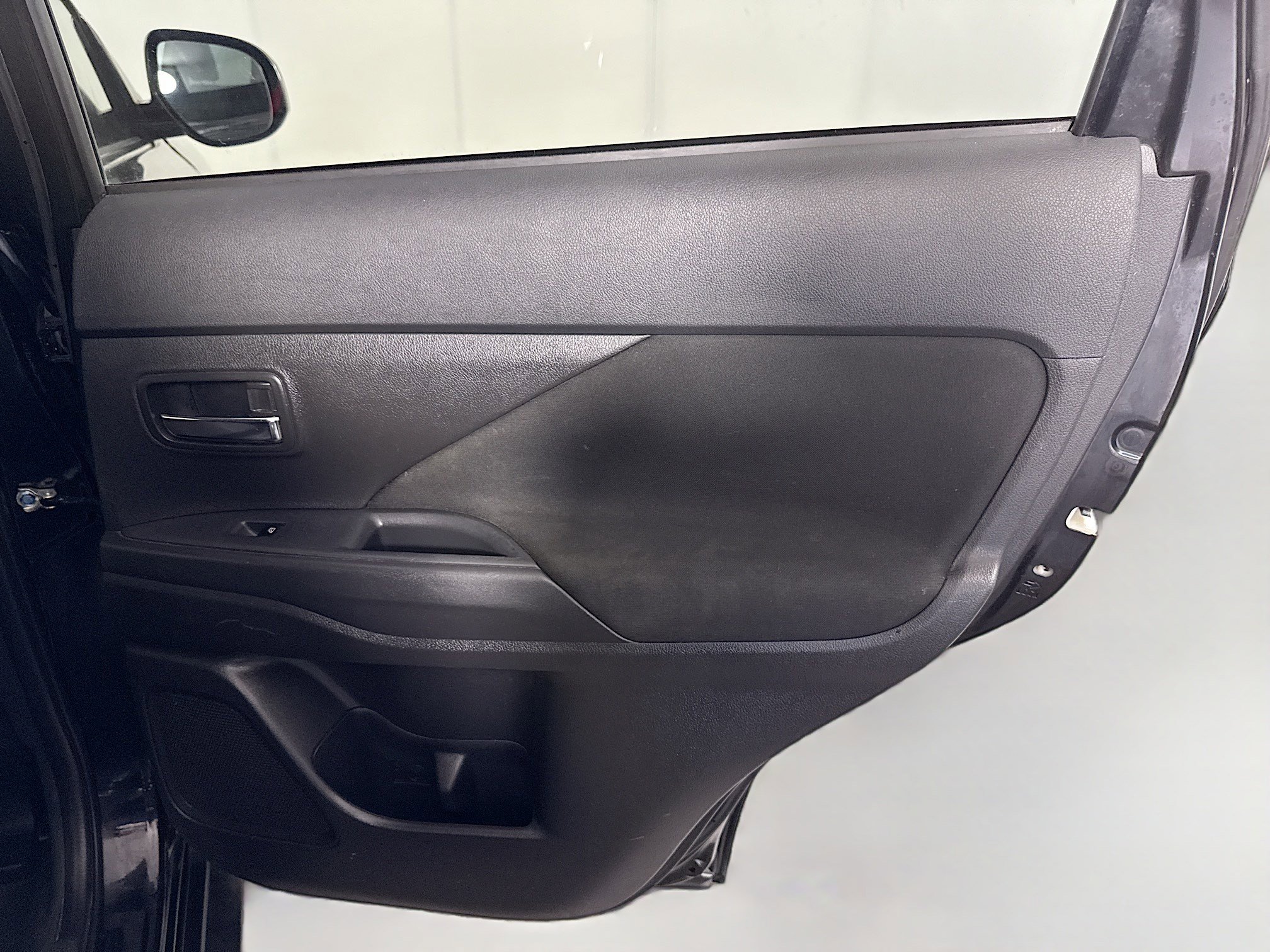 Used 2020 Mitsubishi Outlander ES image 27