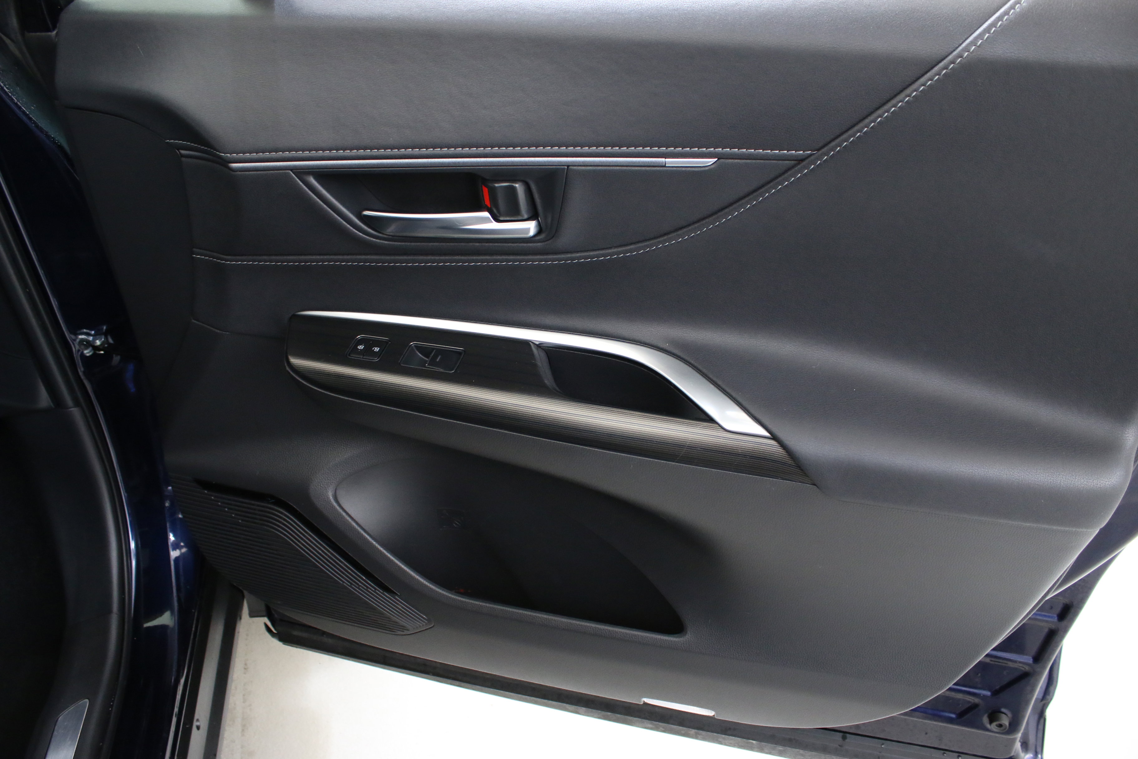 Used 2024 Toyota Venza Limited image 32