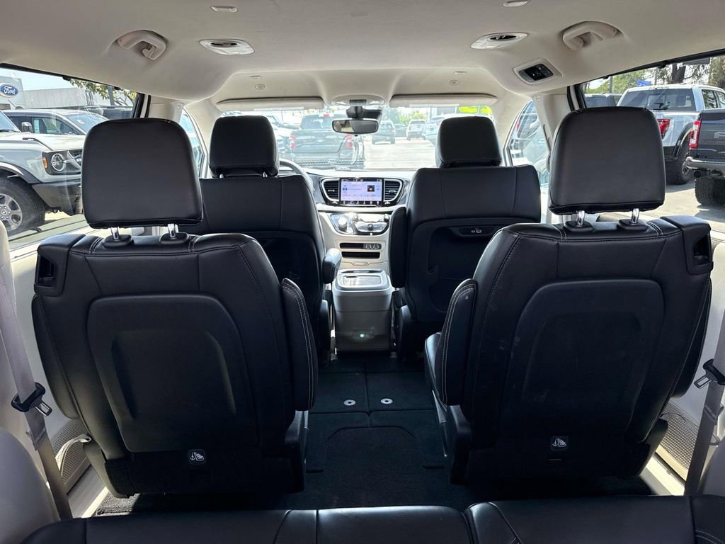 Used 2023 Chrysler Pacifica Touring-L FWD image 9