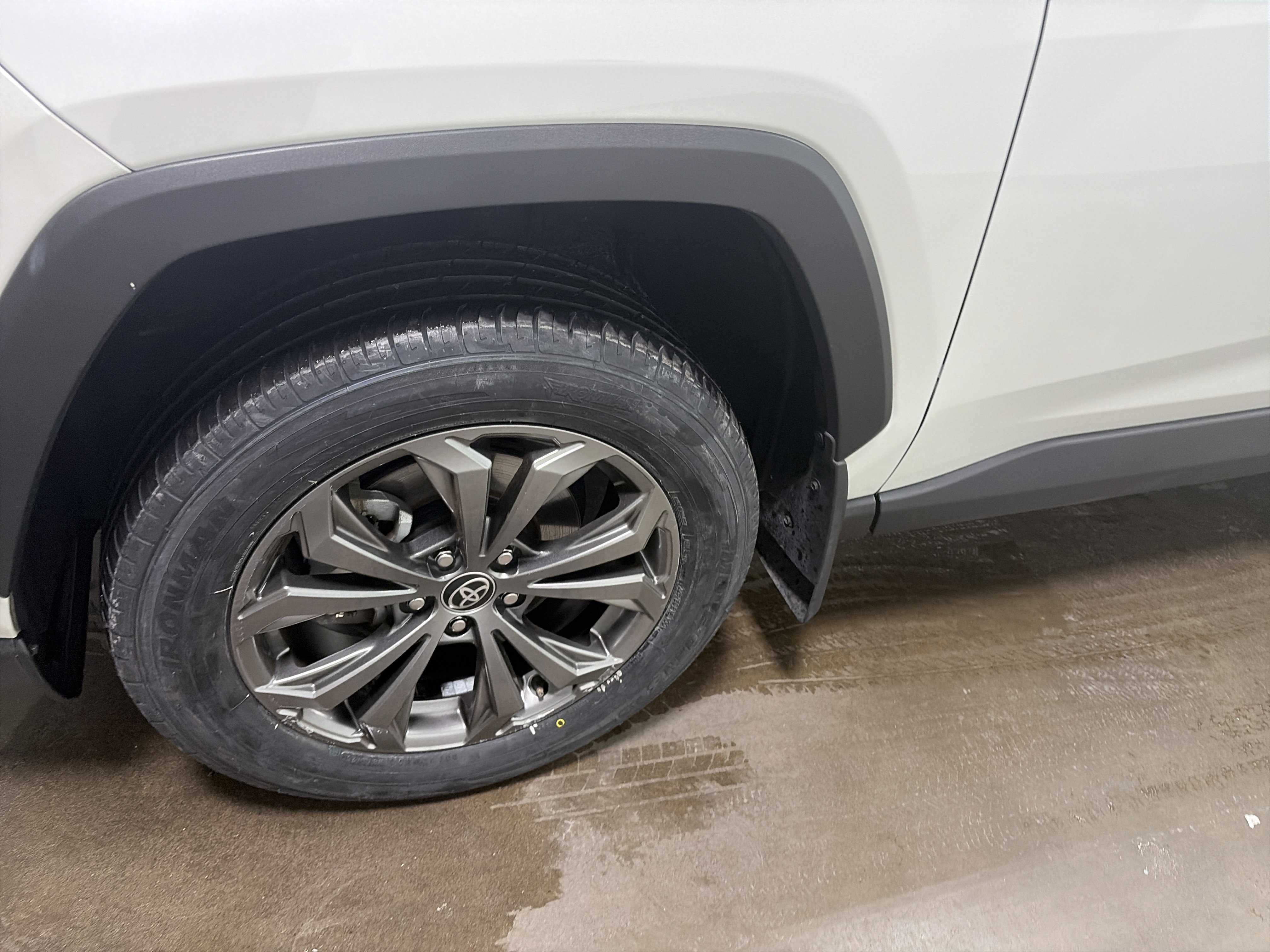 Used 2022 Toyota RAV4 XLE Premium image 9