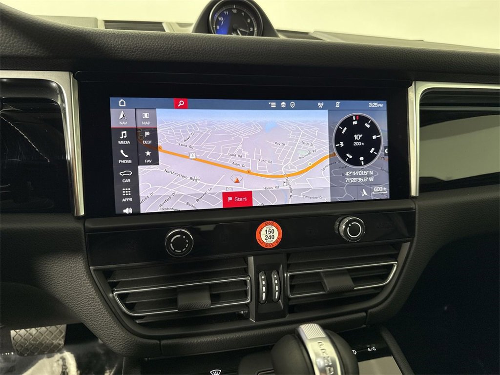 Used 2025 Porsche Macan image 27