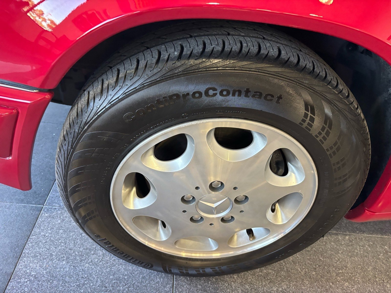 Used 1995 Mercedes-Benz E 320 Convertible image 27