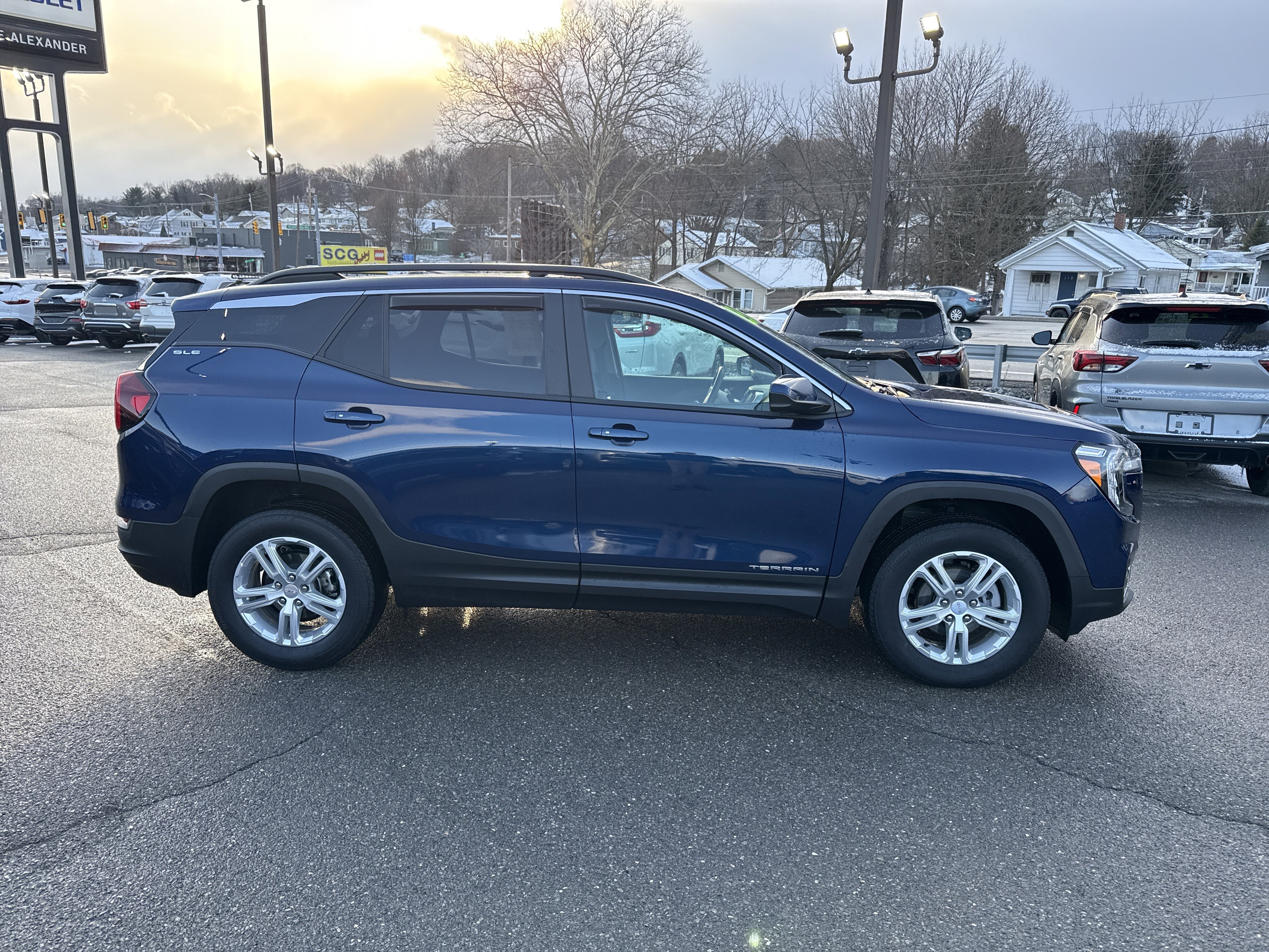 Used 2023 GMC Terrain SLE w/ Driver Convenience Package image 2