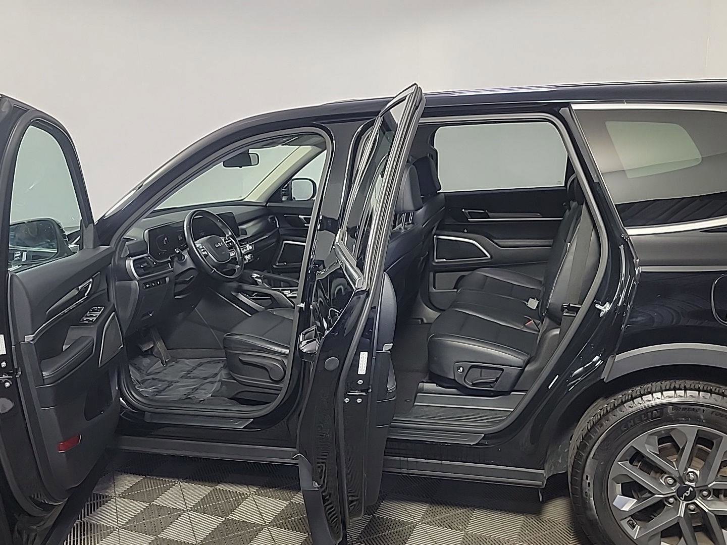 Used 2023 Kia Telluride LX AWD/4WD image 16