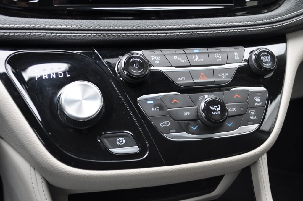 Used 2022 Chrysler Pacifica Limited image 9