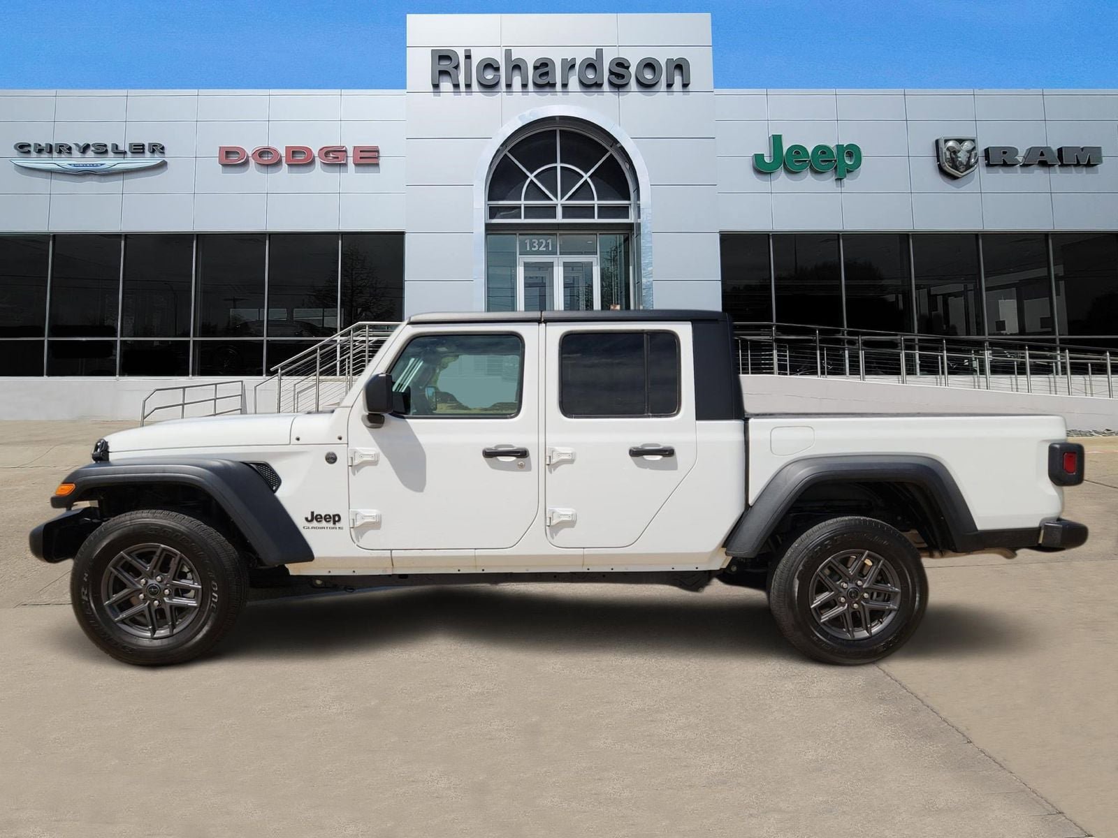 Used 2025 Jeep Gladiator Sport AWD/4WD image 3