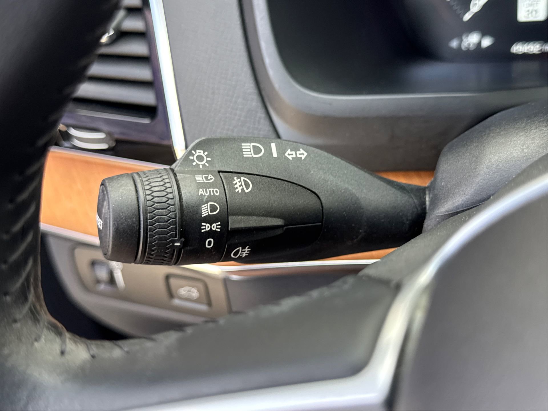 Used 2022 Volvo XC90 T6 Momentum w/ Advanced Package image 34