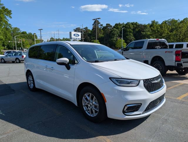 Used 2023 Chrysler Pacifica Touring-L w/ Uconnect Theater Family Group FWD image 2