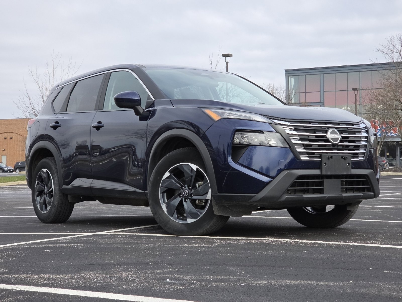 Used 2024 Nissan Rogue SV image 2