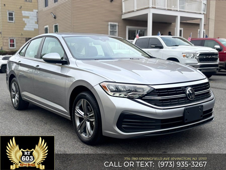 Used 2024 Volkswagen Jetta SE FWD image 3