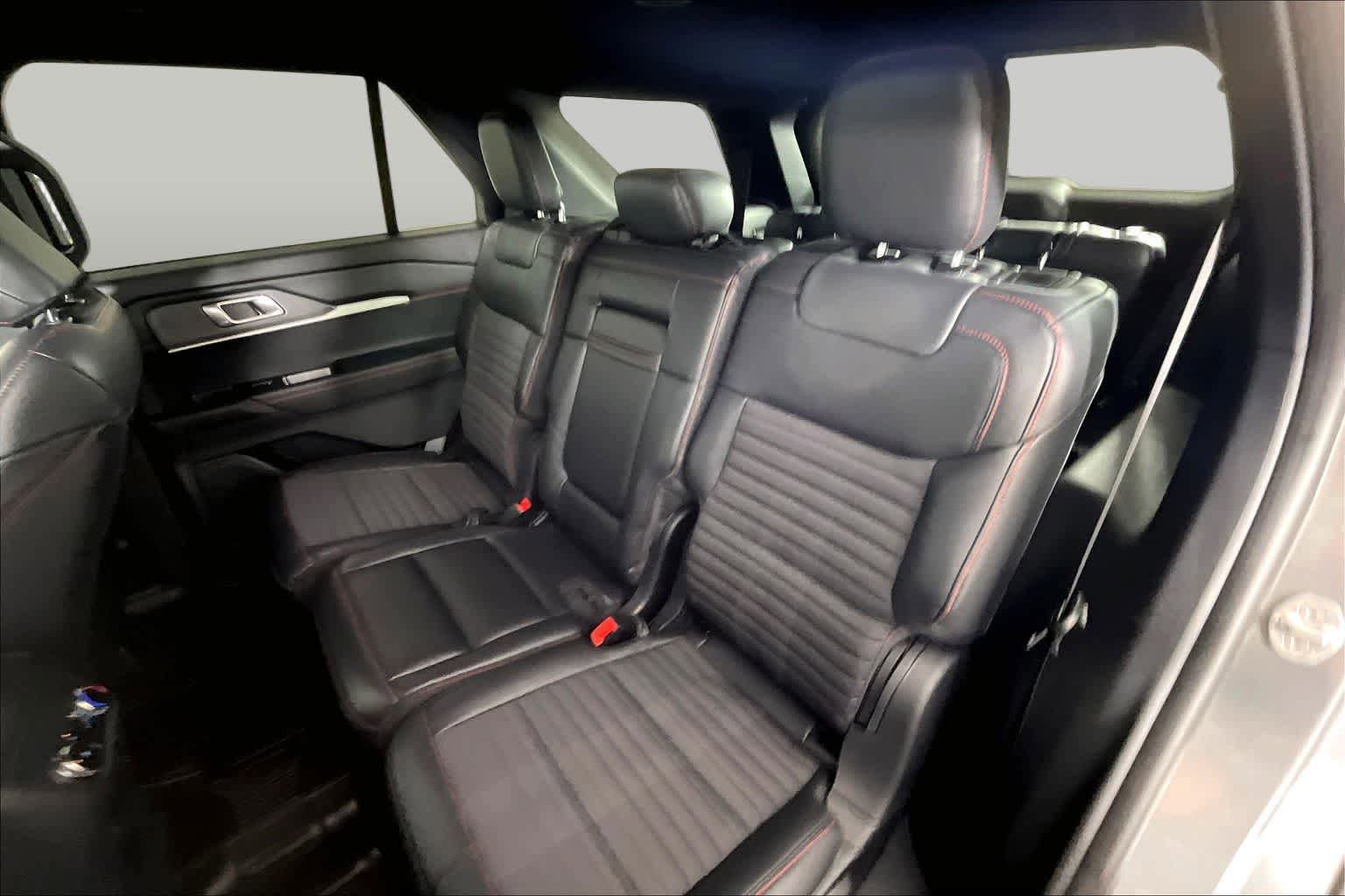 Used 2025 Ford Explorer ST-Line RWD image 18