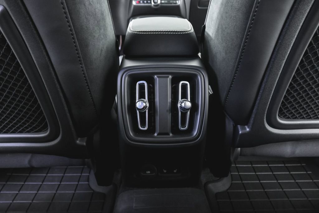 Used 2023 Volvo C40 P8 Recharge Ultimate image 22