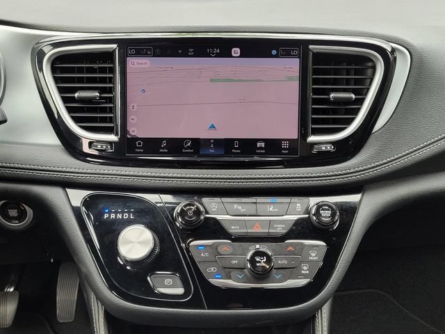 Used 2025 Chrysler Pacifica Limited FWD image 31