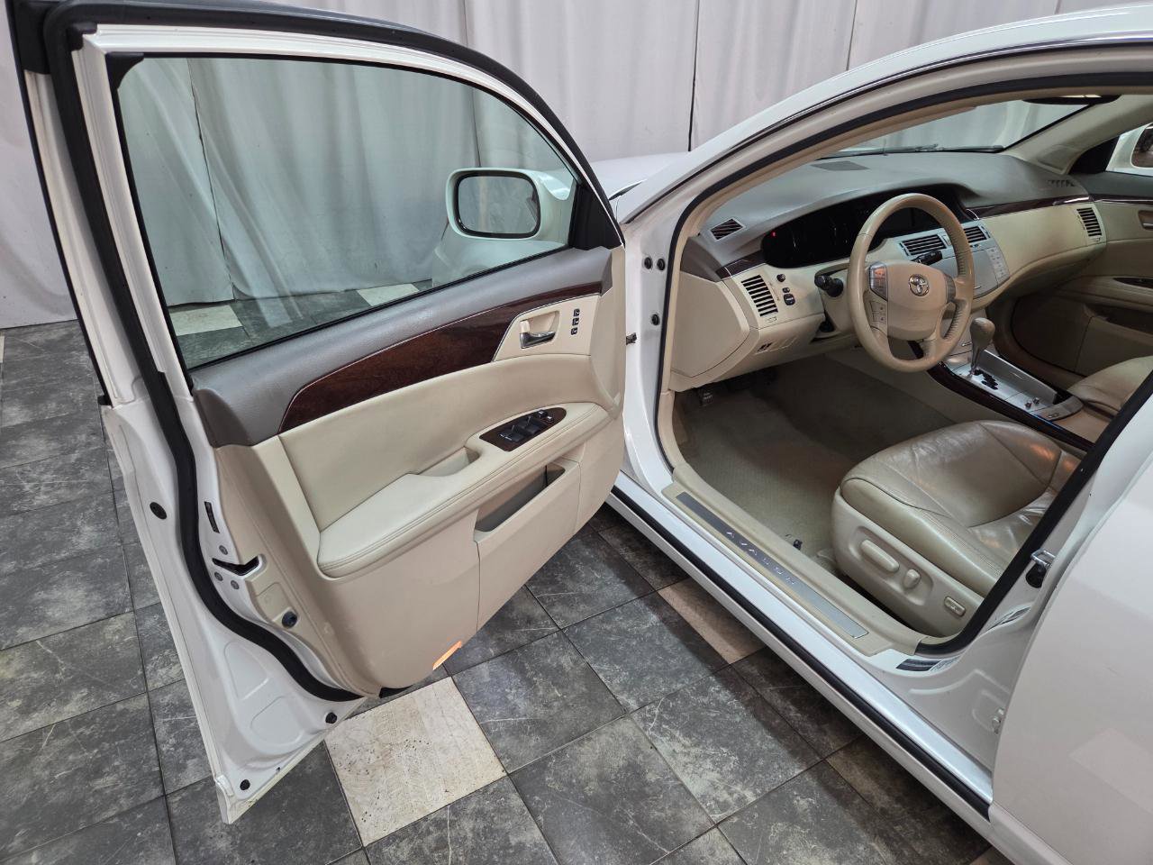 Used 2010 Toyota Avalon XLS FWD image 9