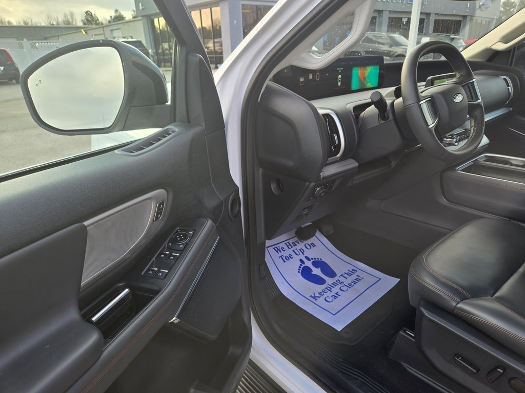 Used 2025 Ford Expedition Active image 6