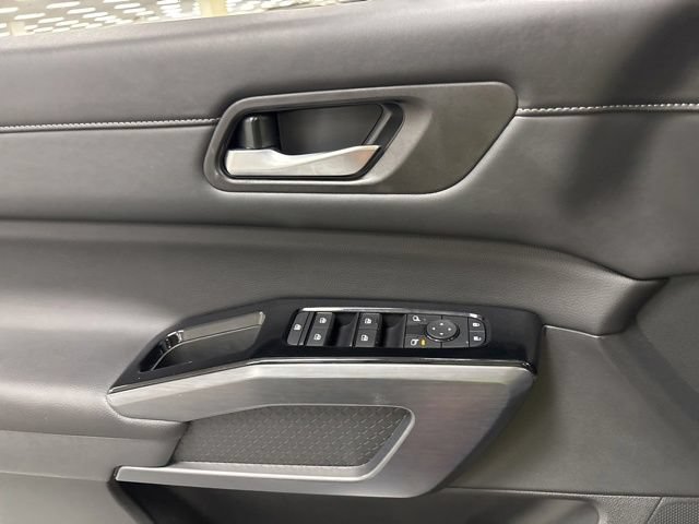 Used 2023 Nissan Pathfinder SL AWD/4WD image 28