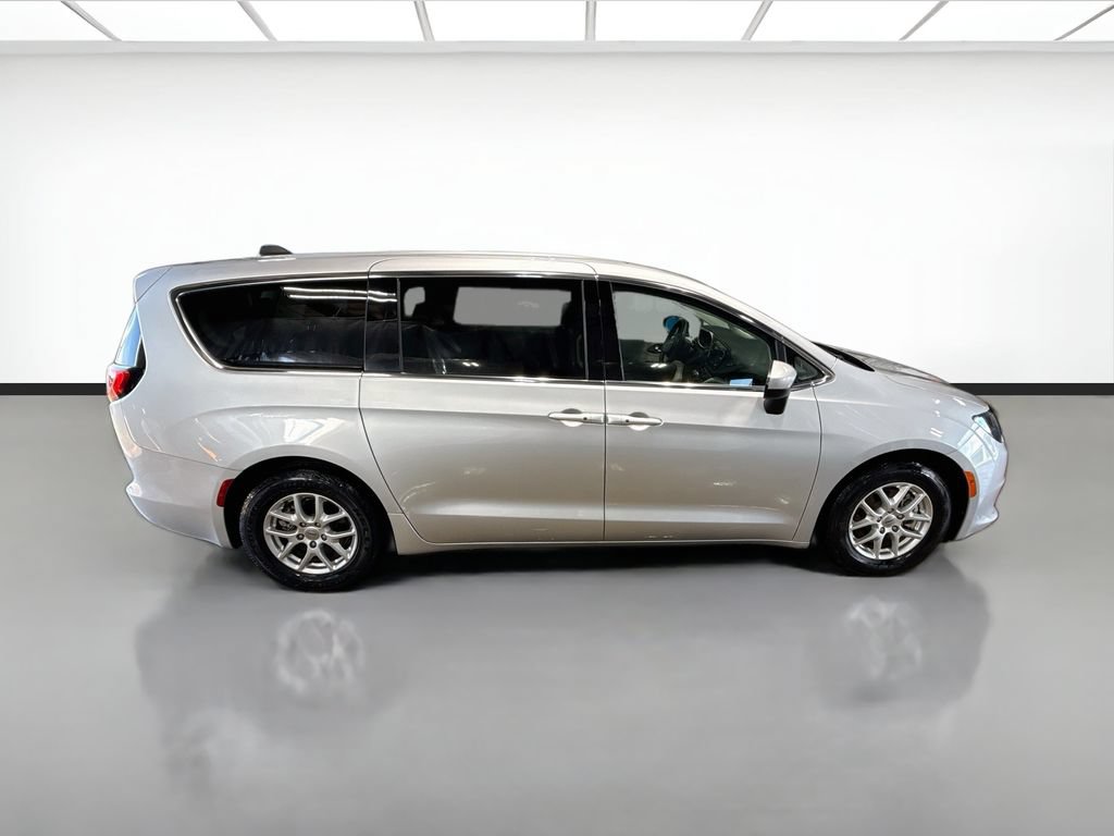 Used 2023 Chrysler Voyager LX FWD image 4