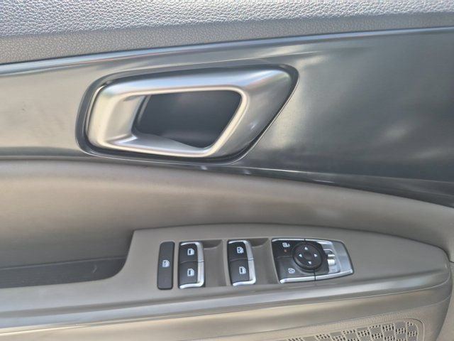 Used 2025 Kia Carnival FWD image 13