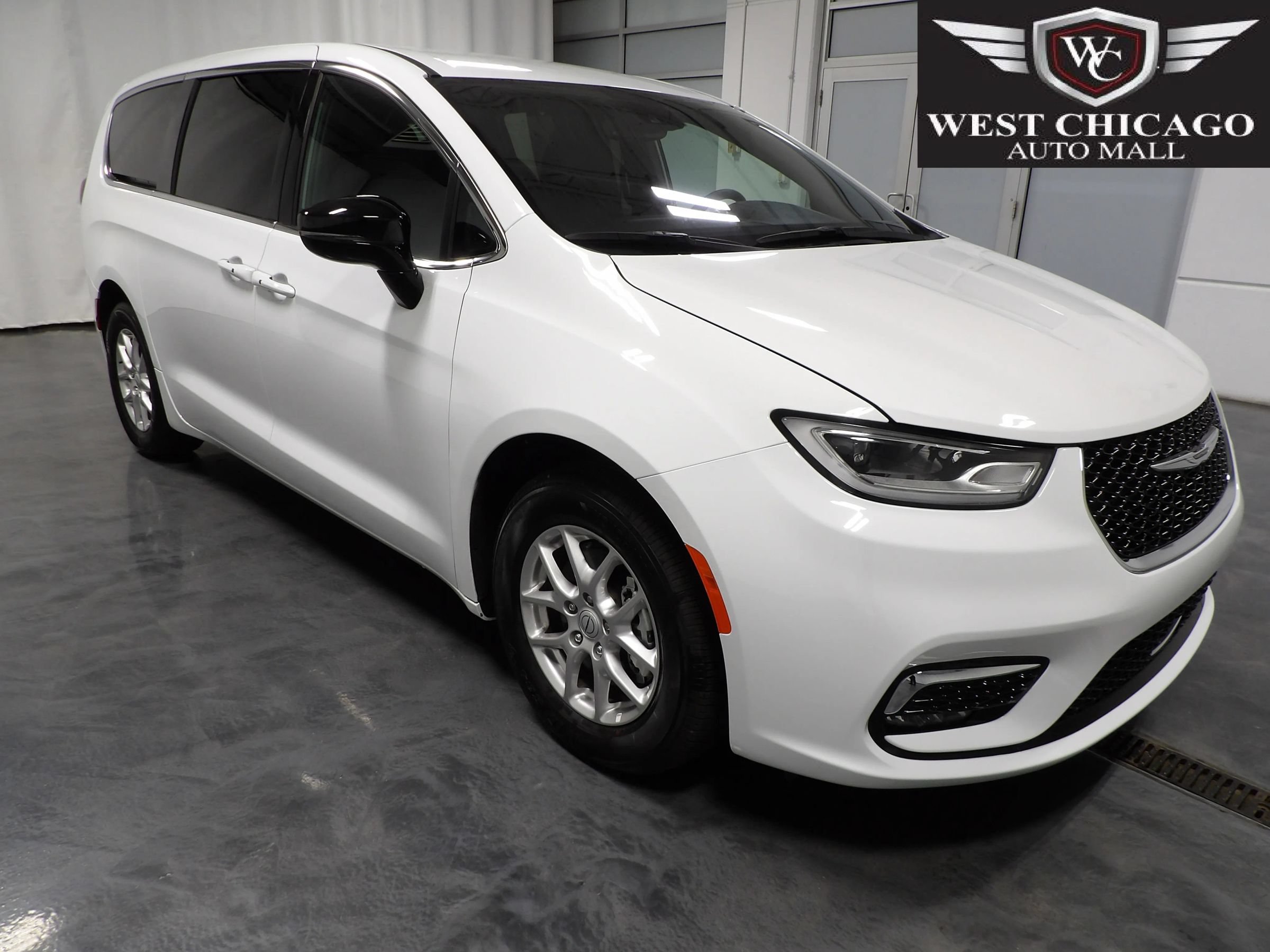 Used 2025 Chrysler Pacifica Select
